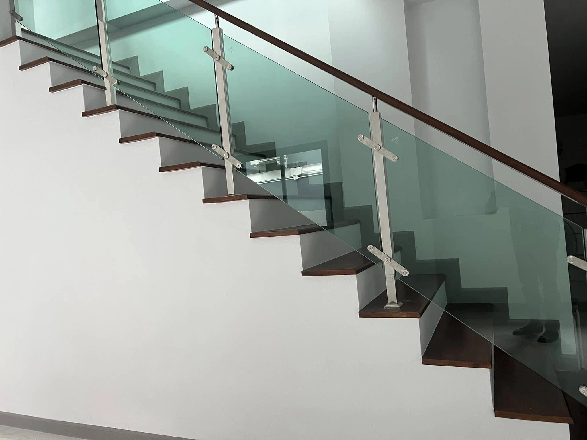 สแตนเลสราวกั้นตก กระจกเท็มเปอร์