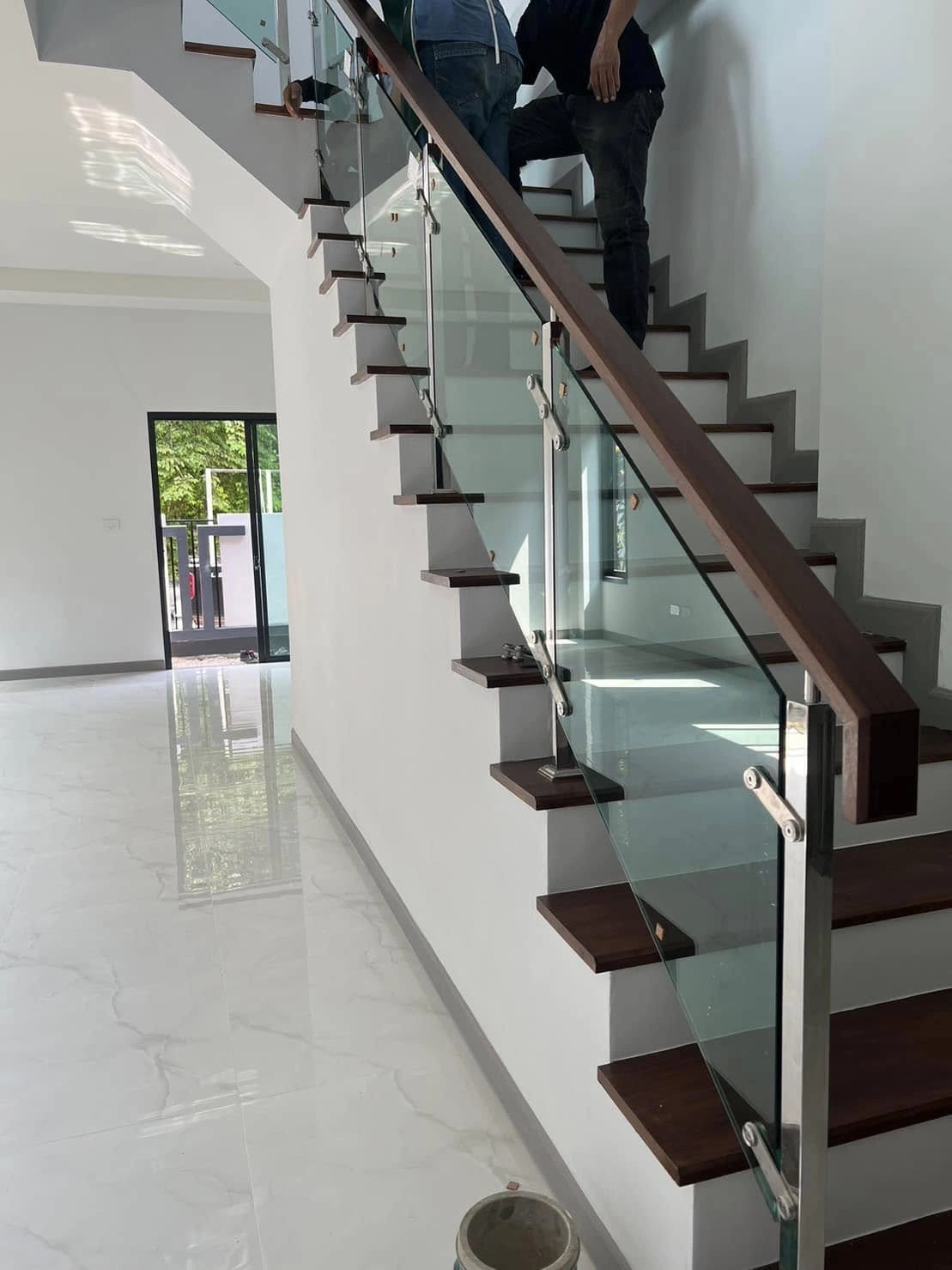 สแตนเลสราวกั้นตก กระจกเท็มเปอร์