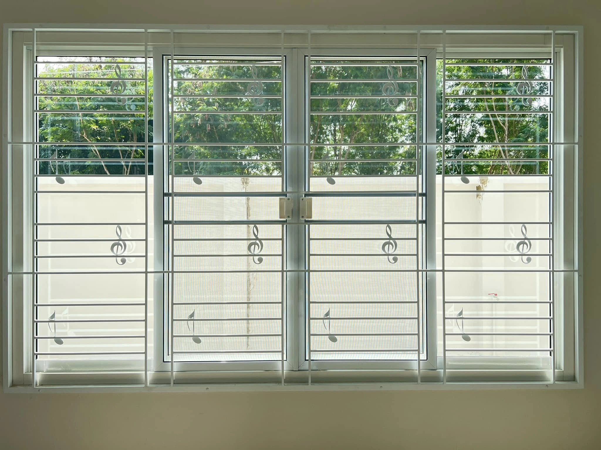 เหล็กดัดลายแนวขวางติดตัวโน้ต