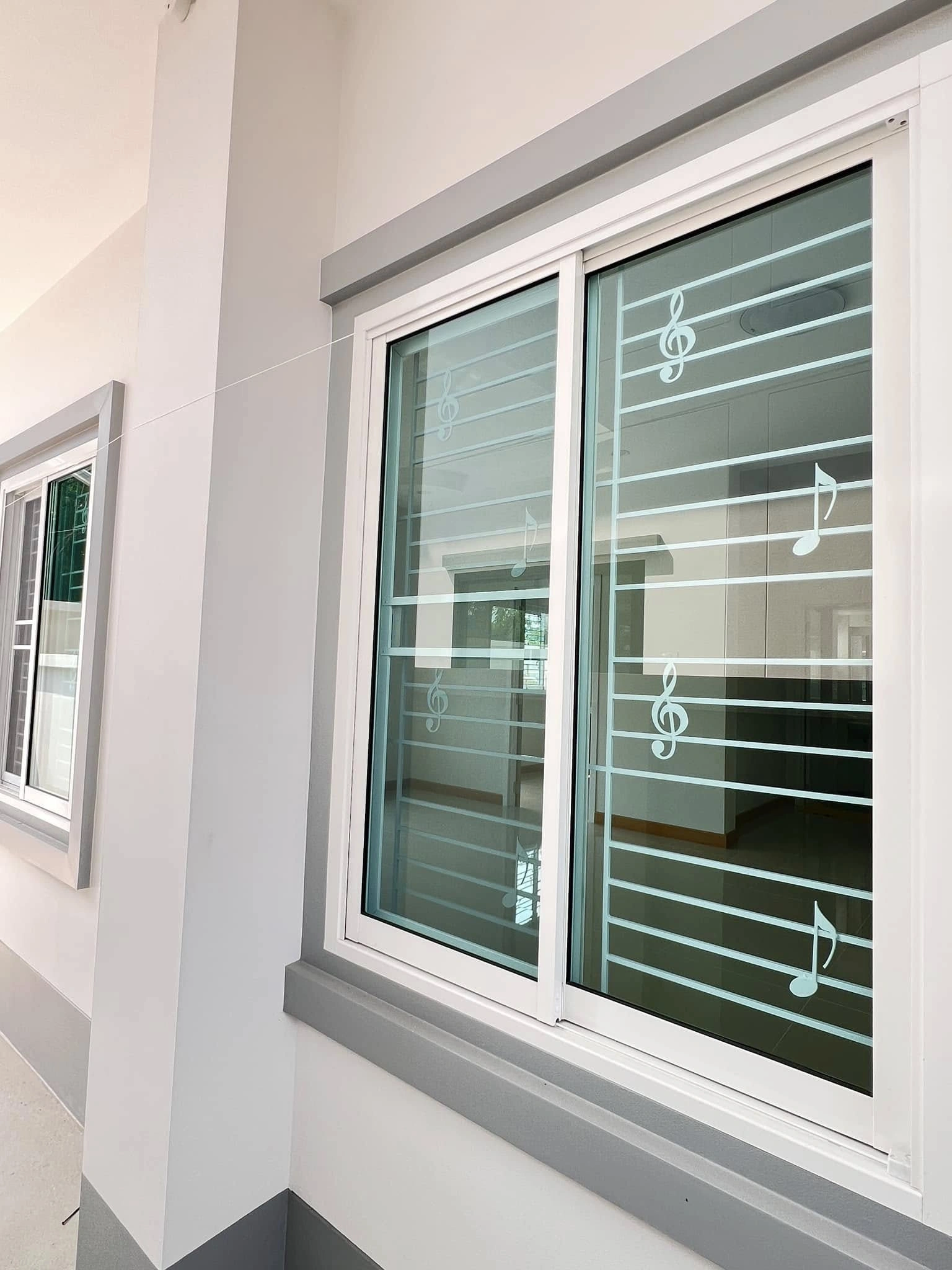 เหล็กดัดลายแนวขวางติดตัวโน้ต