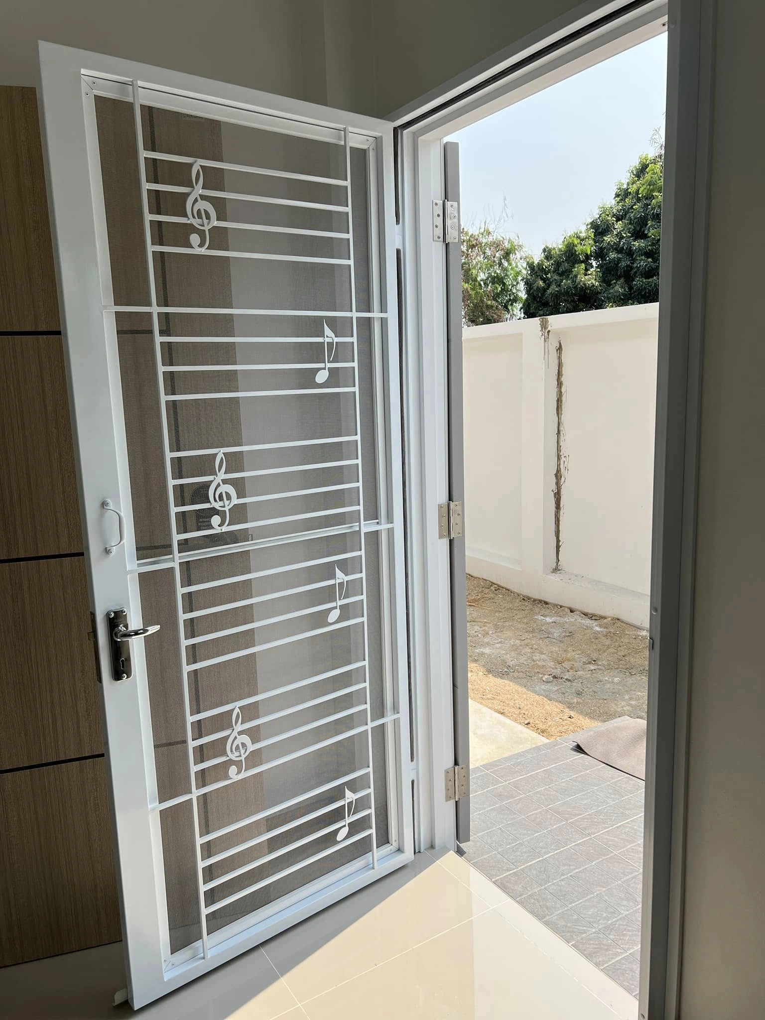 เหล็กดัดลายแนวขวางติดตัวโน้ต