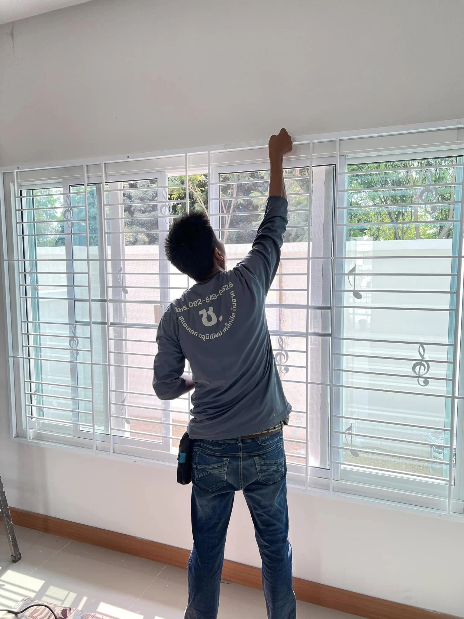 เหล็กดัดลายแนวขวางติดตัวโน้ต