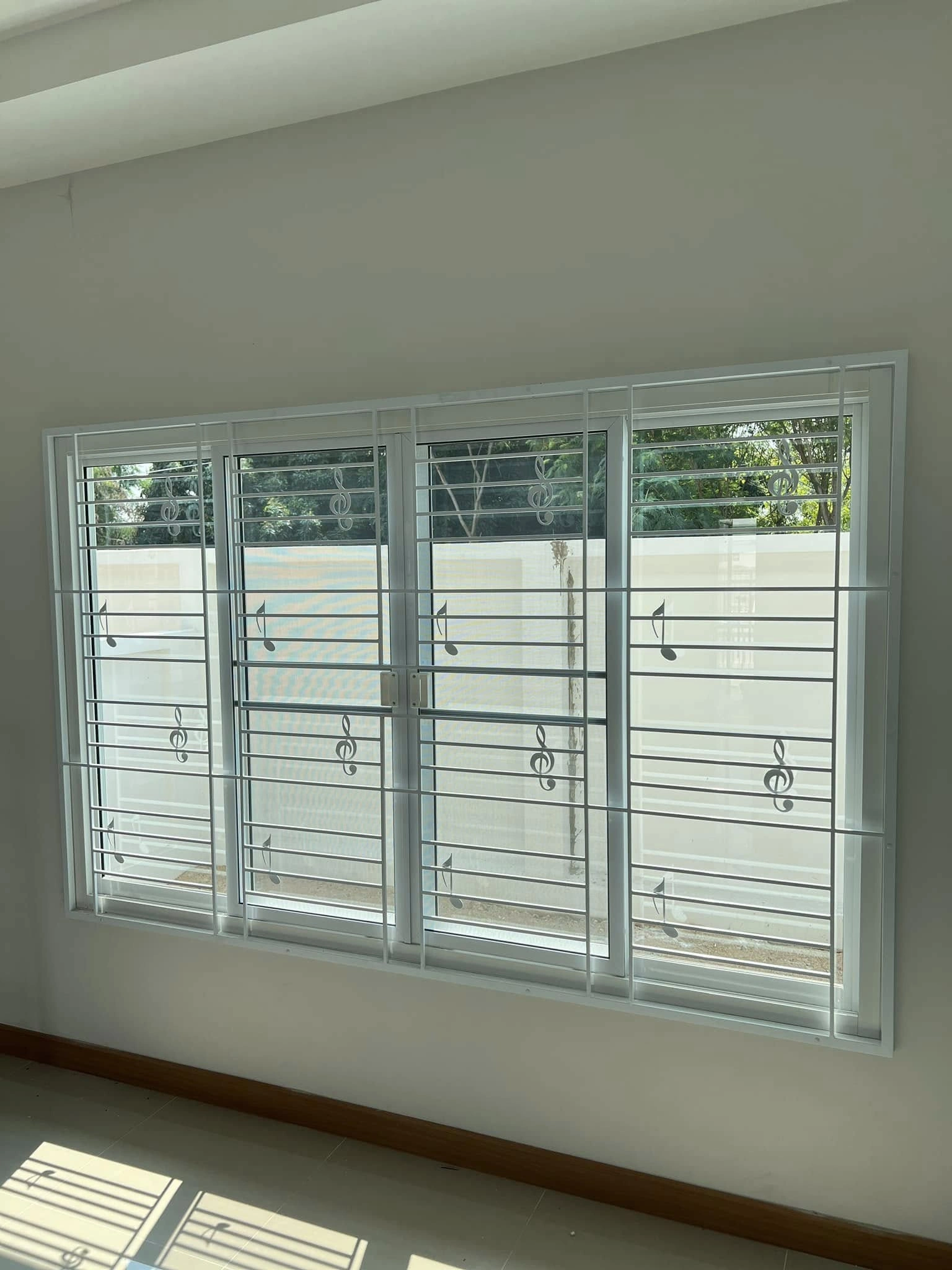 เหล็กดัดลายแนวขวางติดตัวโน้ต