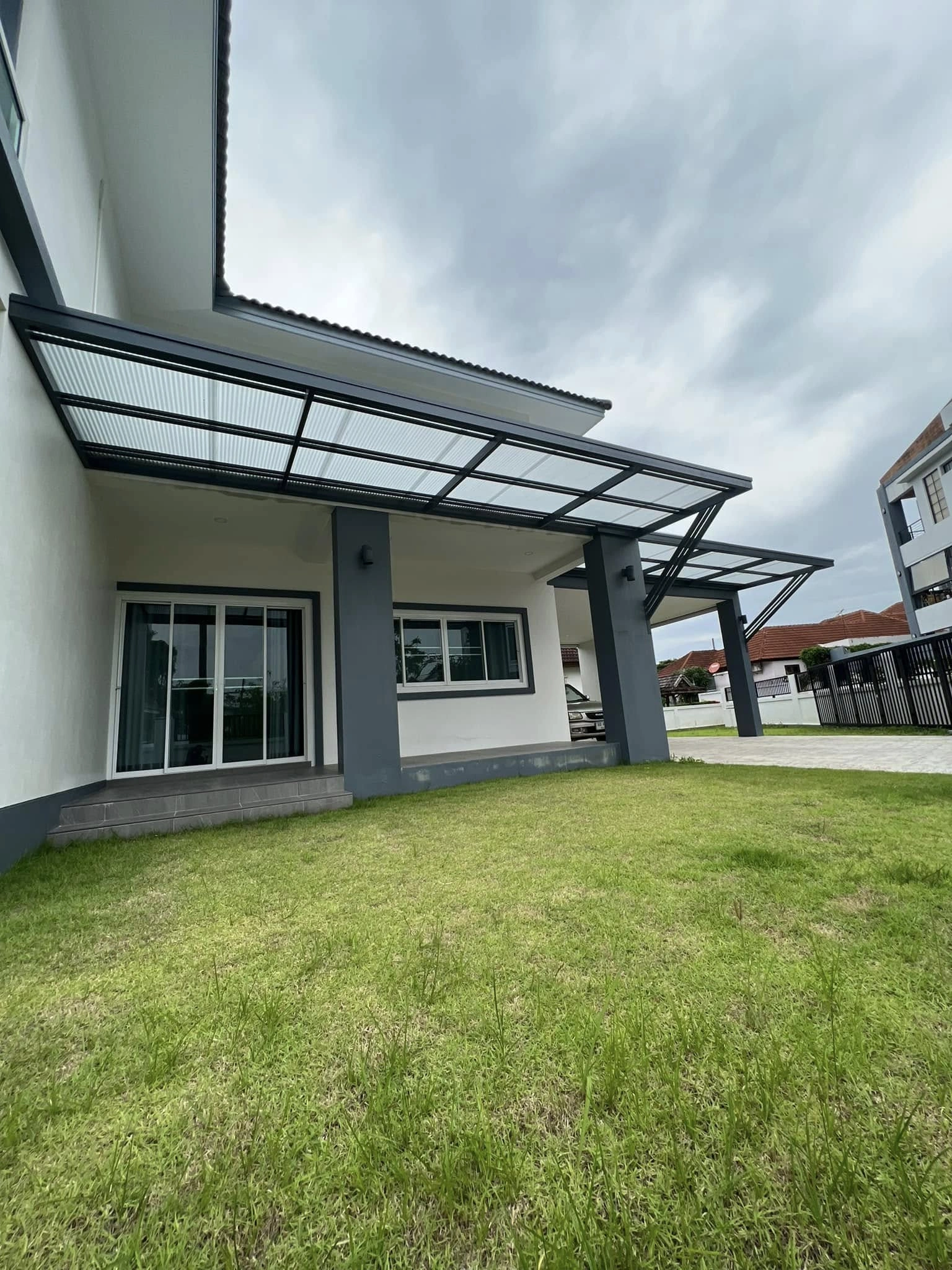 ผลงานกันสาดหลังคาเหล็ก