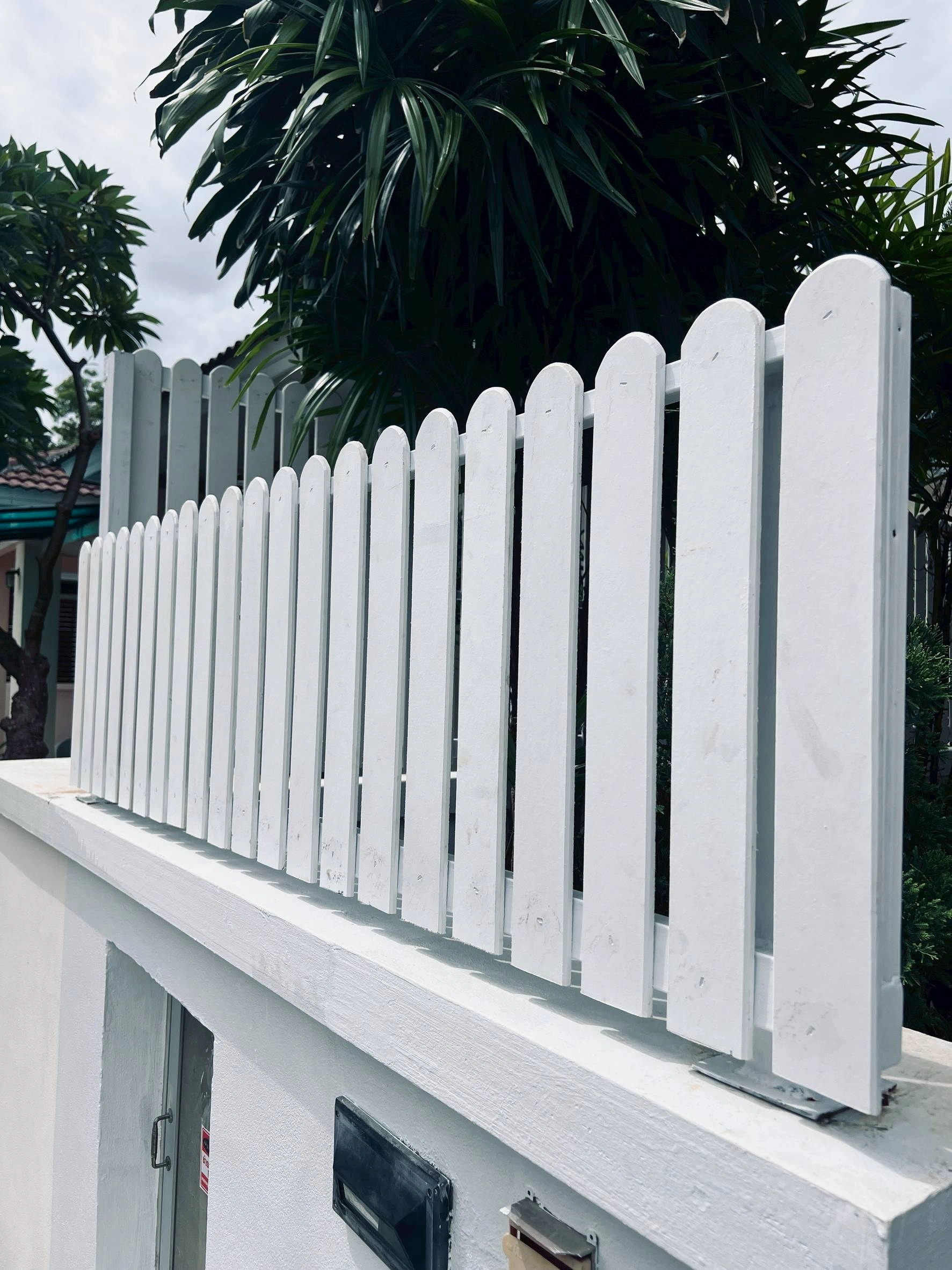 แผ่นระแนง บังตาบนรั้วปูน