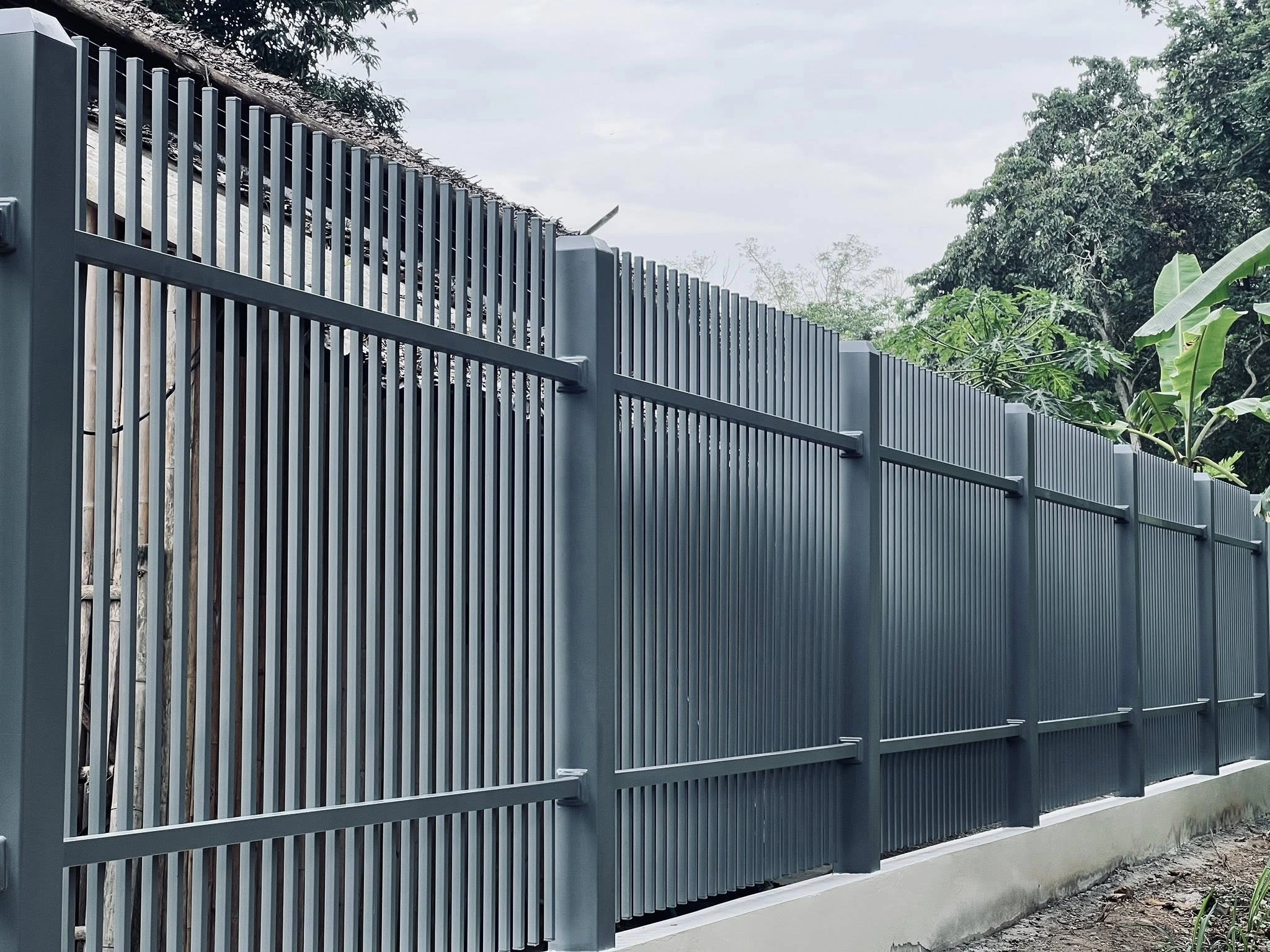 ติดตั้งงานเหล็ก ช่องรั้ว ขนาด 2 เมตรคูณ30 เมตร