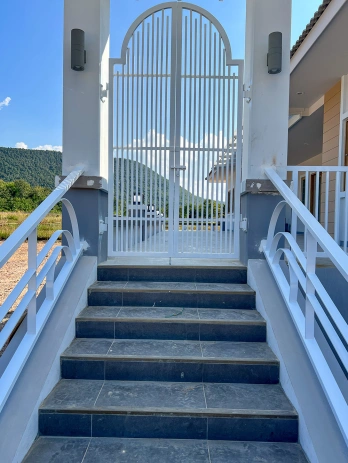 ประตูเหล็กโค้งบานเปิด ราวกั้นตกเหล็ก