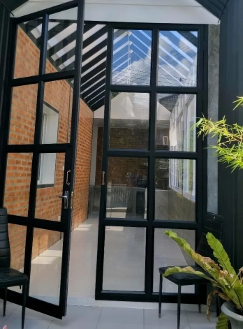 ประตูเปิดคู่เหล็กพร้อมกระจก