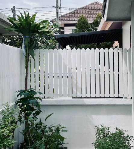 งานติดตั้งแผ่นระแนง บังตาบนรั้วปูน